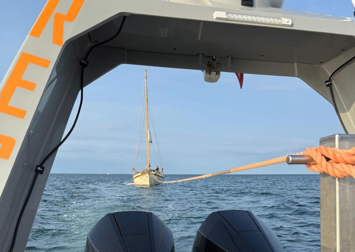 Rescue Njord trækker en gaffelrigger