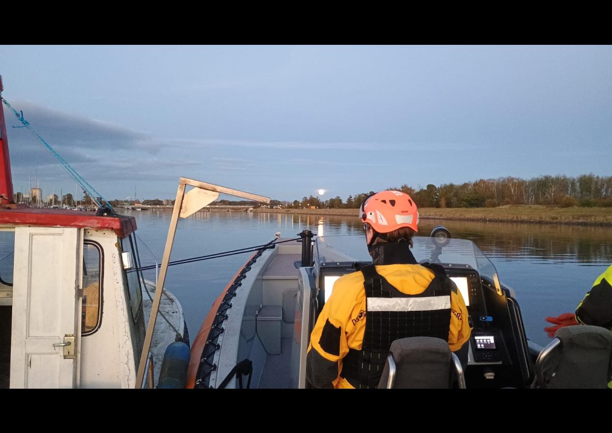 Rescue Njord og en redder sejler med en fiskebåd på siden mod månen