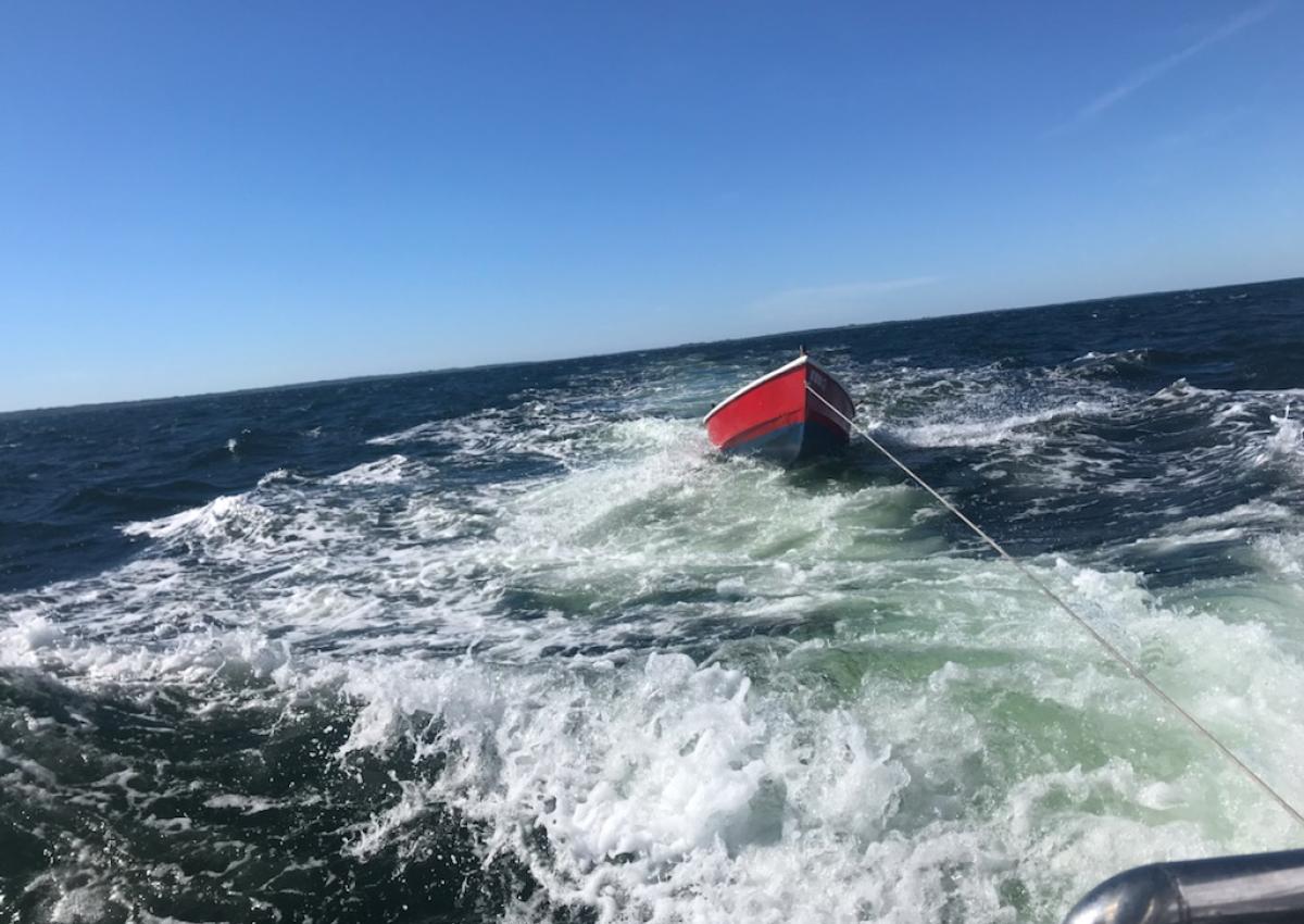 På vej til Kyndbyhavn med jollen på slæb