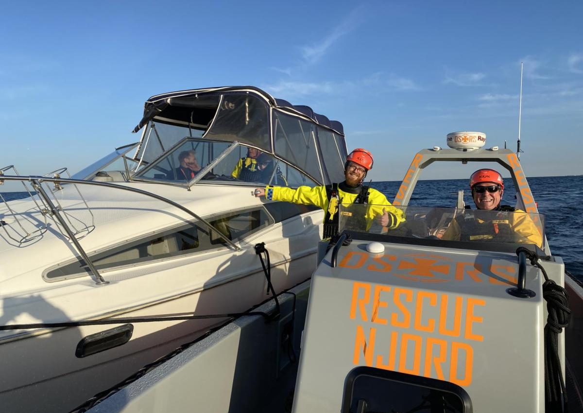 Sol og sommerstemning på Sundet. Vi får bragt havaristen sikkert i havn.