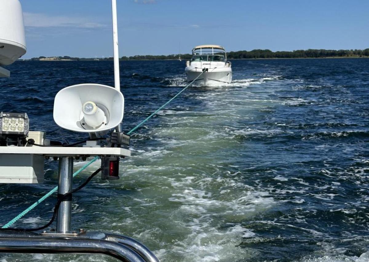 Motorbåd med strømsvigt.
