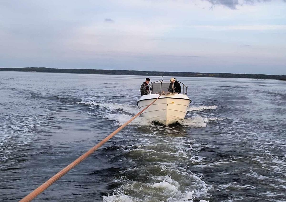 5,5 meter lang motorbåd med motorproblemer ved Brejning