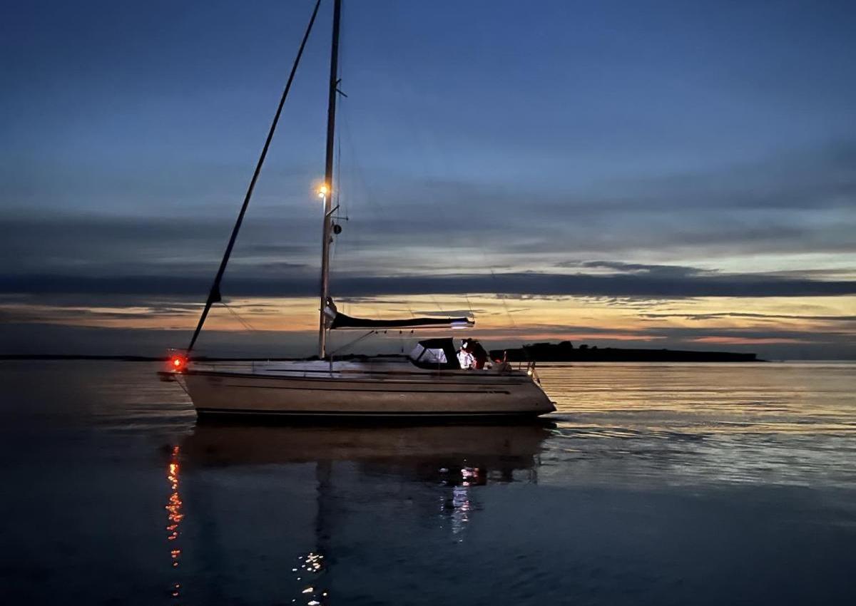 Bavaria 36 sejlbåd grundstødt ved Samsø.