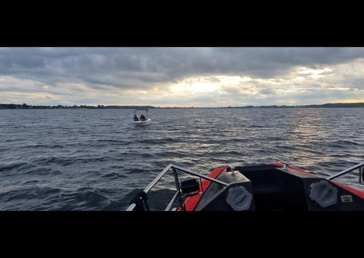 Mindre motorbåd med motorproblemer. Båden blev slæbt ind til Holbæk havn