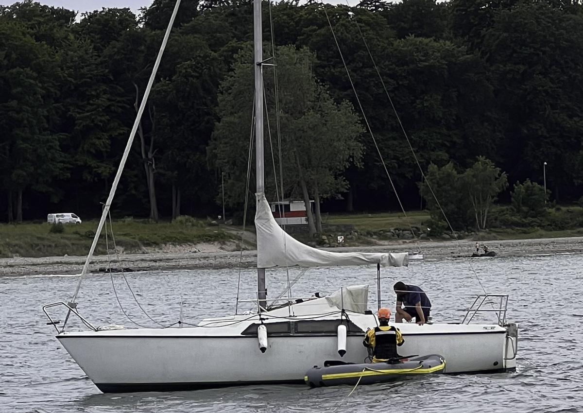 Redder taler med sejleren