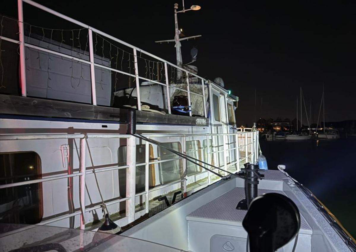 Stor husbåd på siden af Rescue Njord