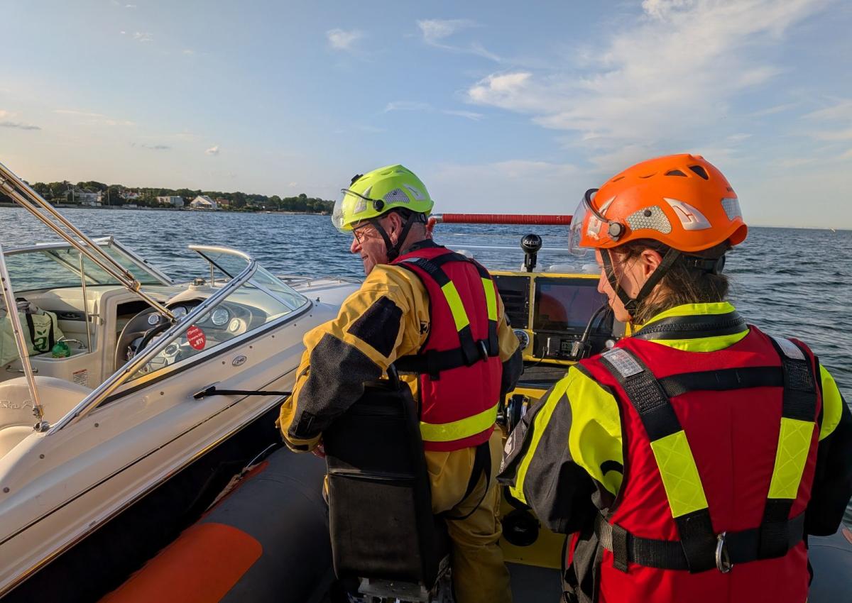 2 DSRS redder på RESCUE SLEIPNER taler med folk på havaristens båd som ligger ved siden.