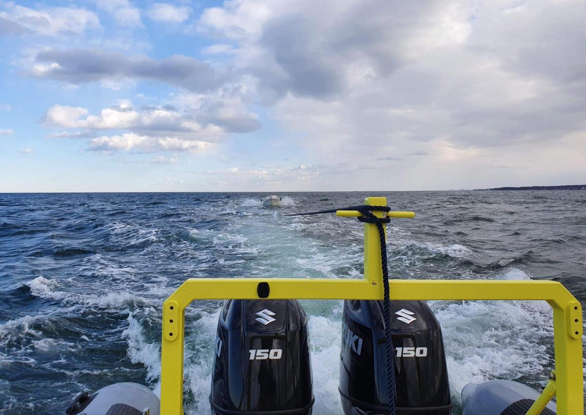 Motorbåden under bugsering mod Rungsted havn