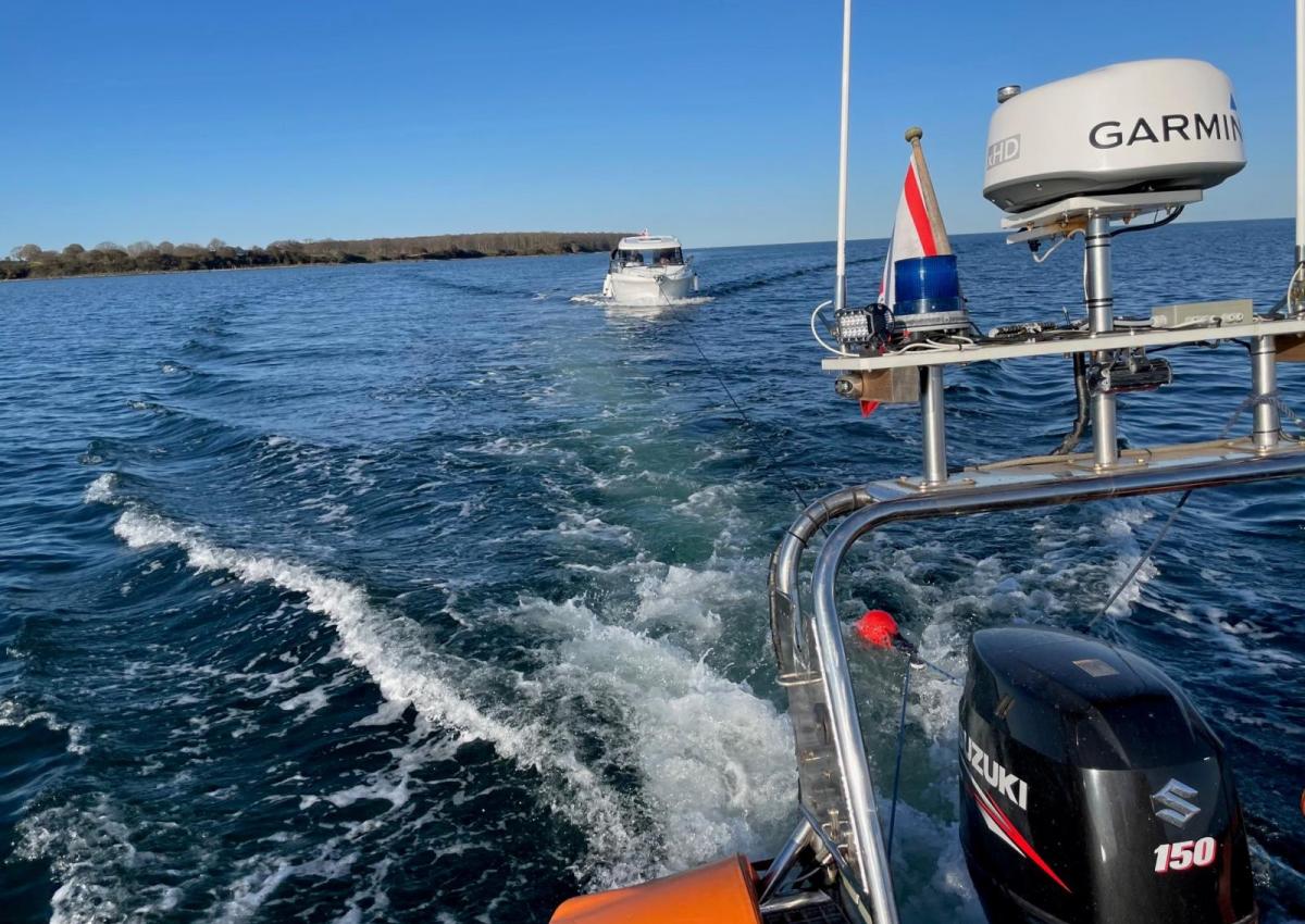 Båd på slæb på vej til Kerteminde Marina