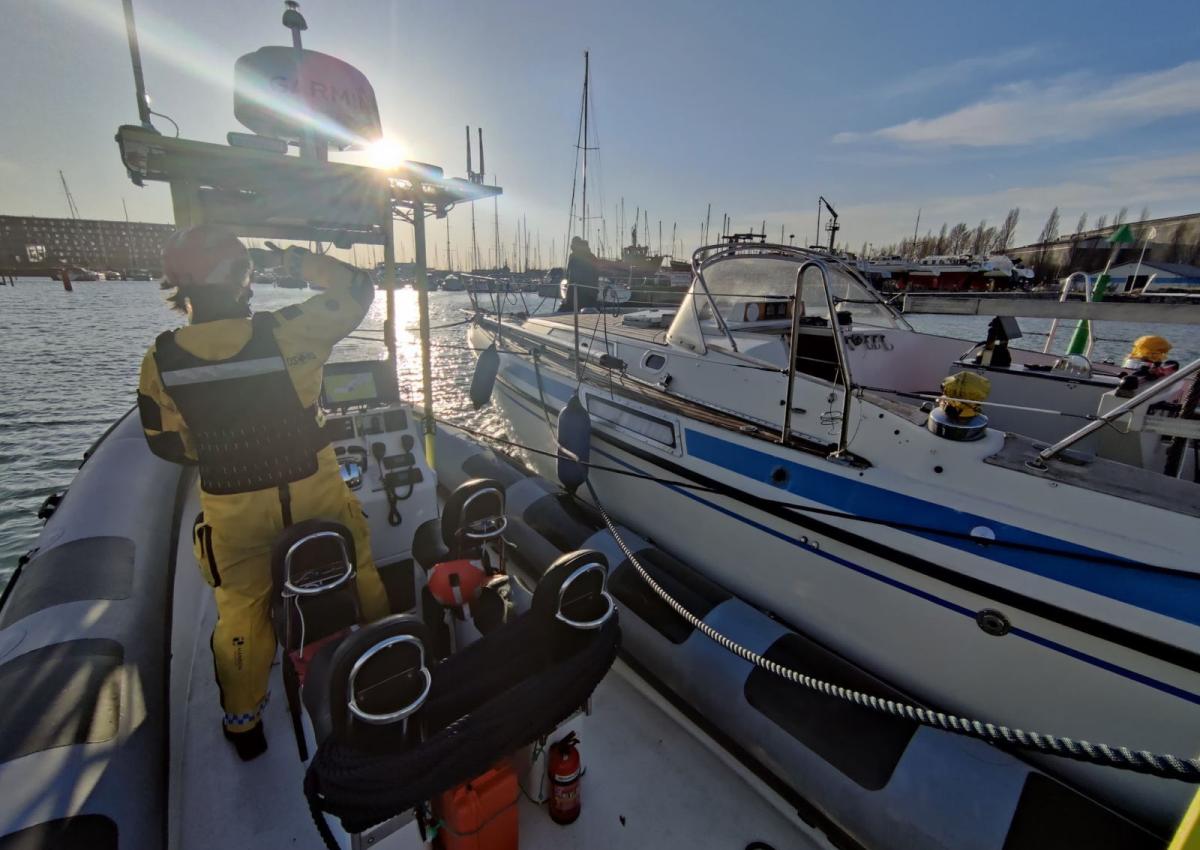 Norden Rescue med sejlbaad paa siden