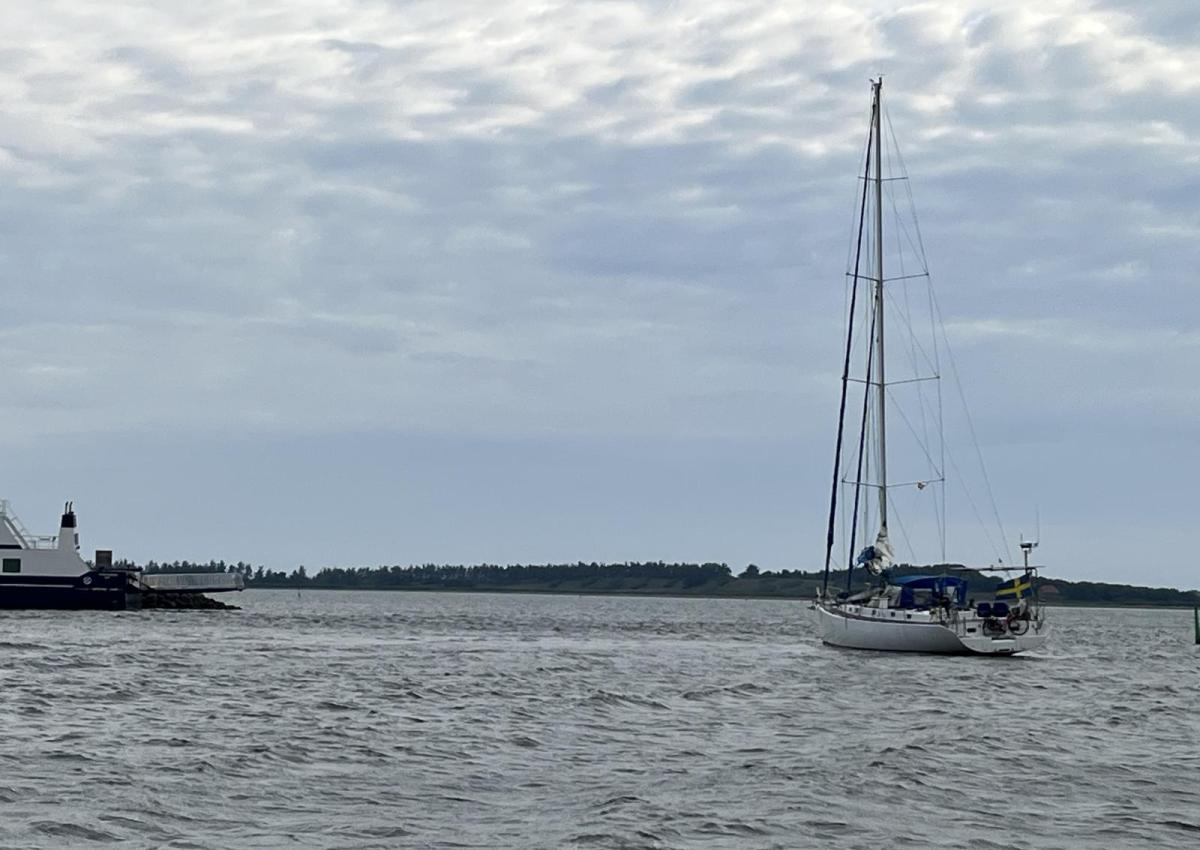 Stor svensk sejlbåd på grund ved Venø Færgehavn