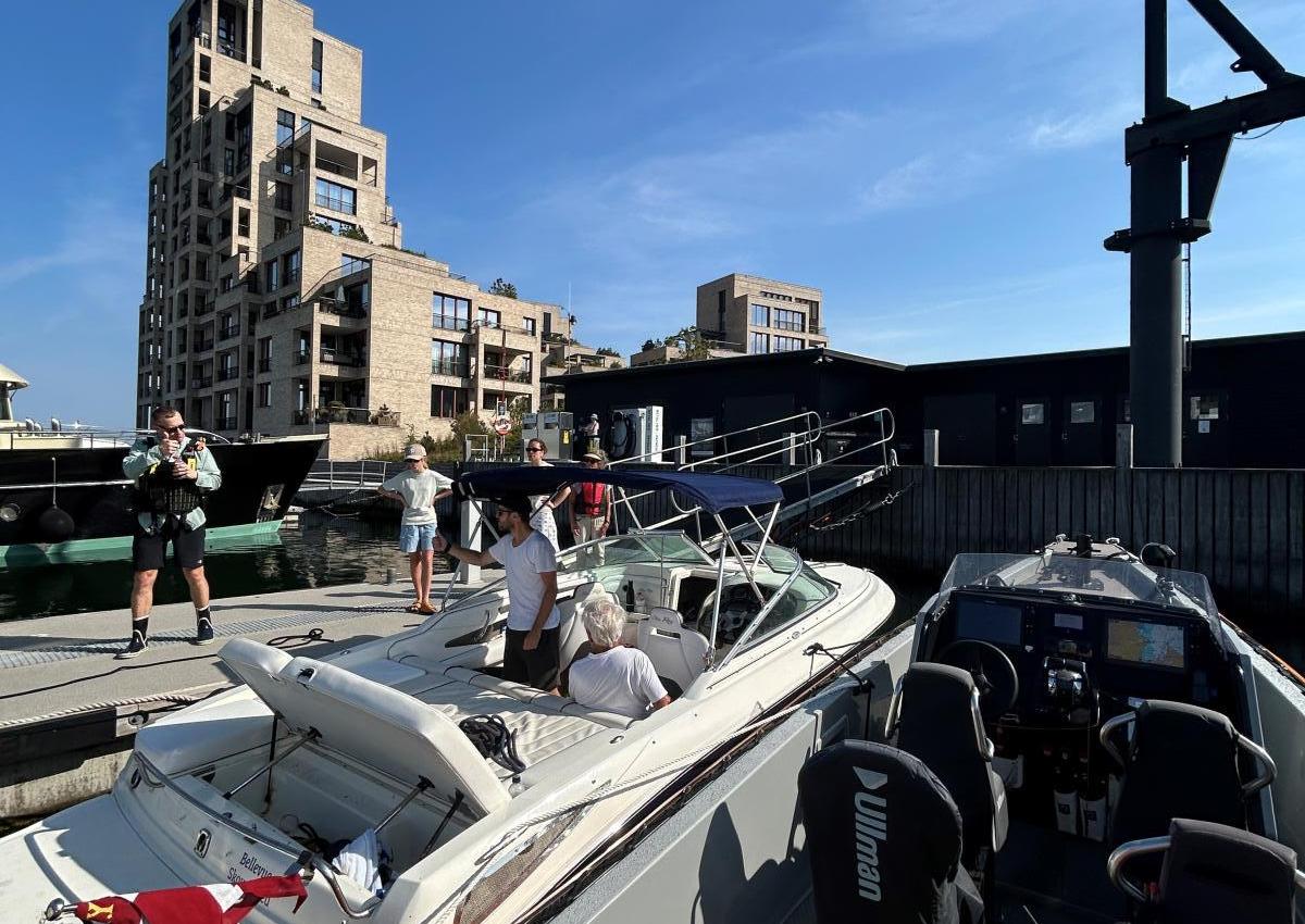 Vi afventer at båden kan sejle for egen kraft efter benzinpåfyldning