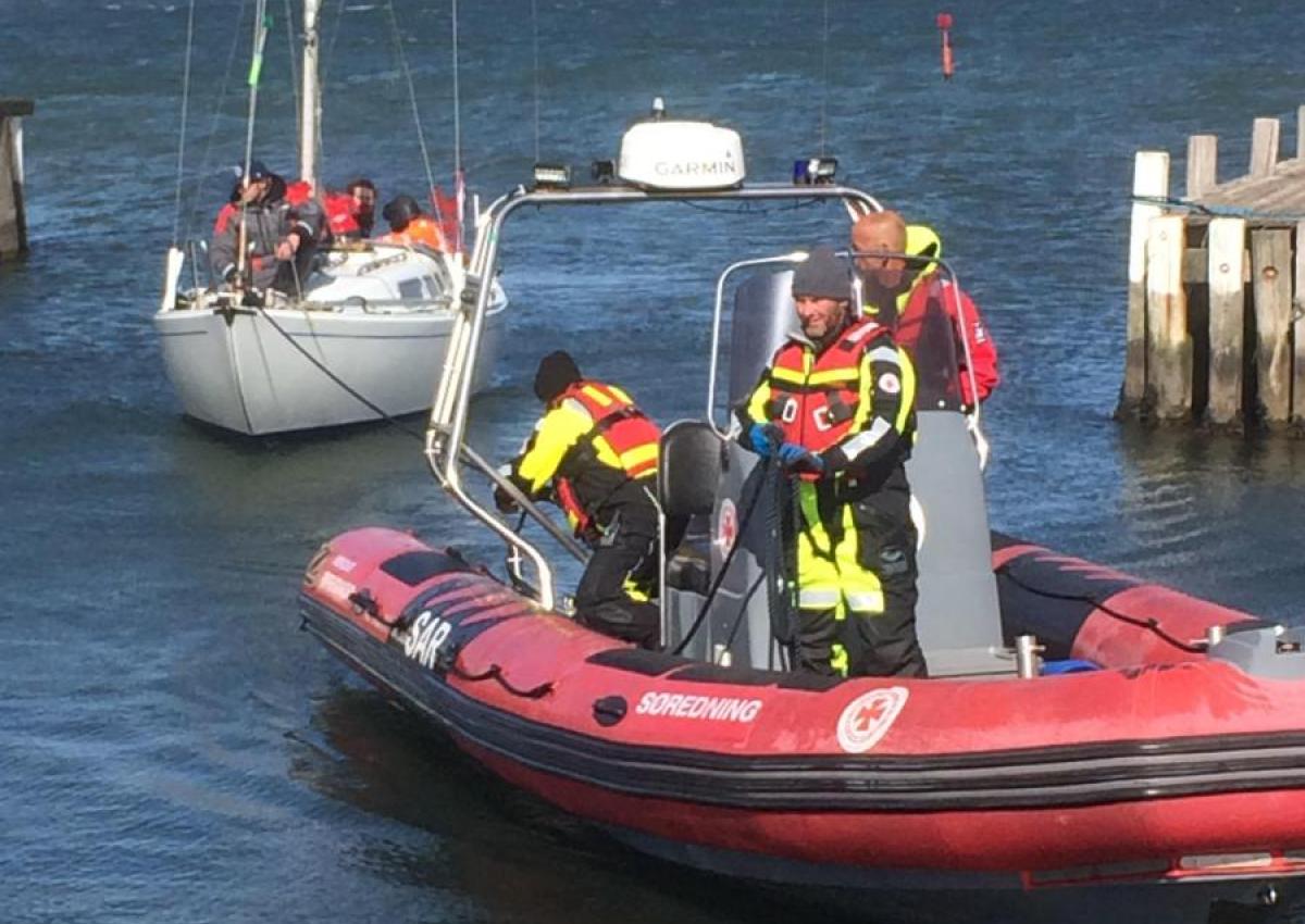 27 ft sejlbåd i havsnød flækkede sejl