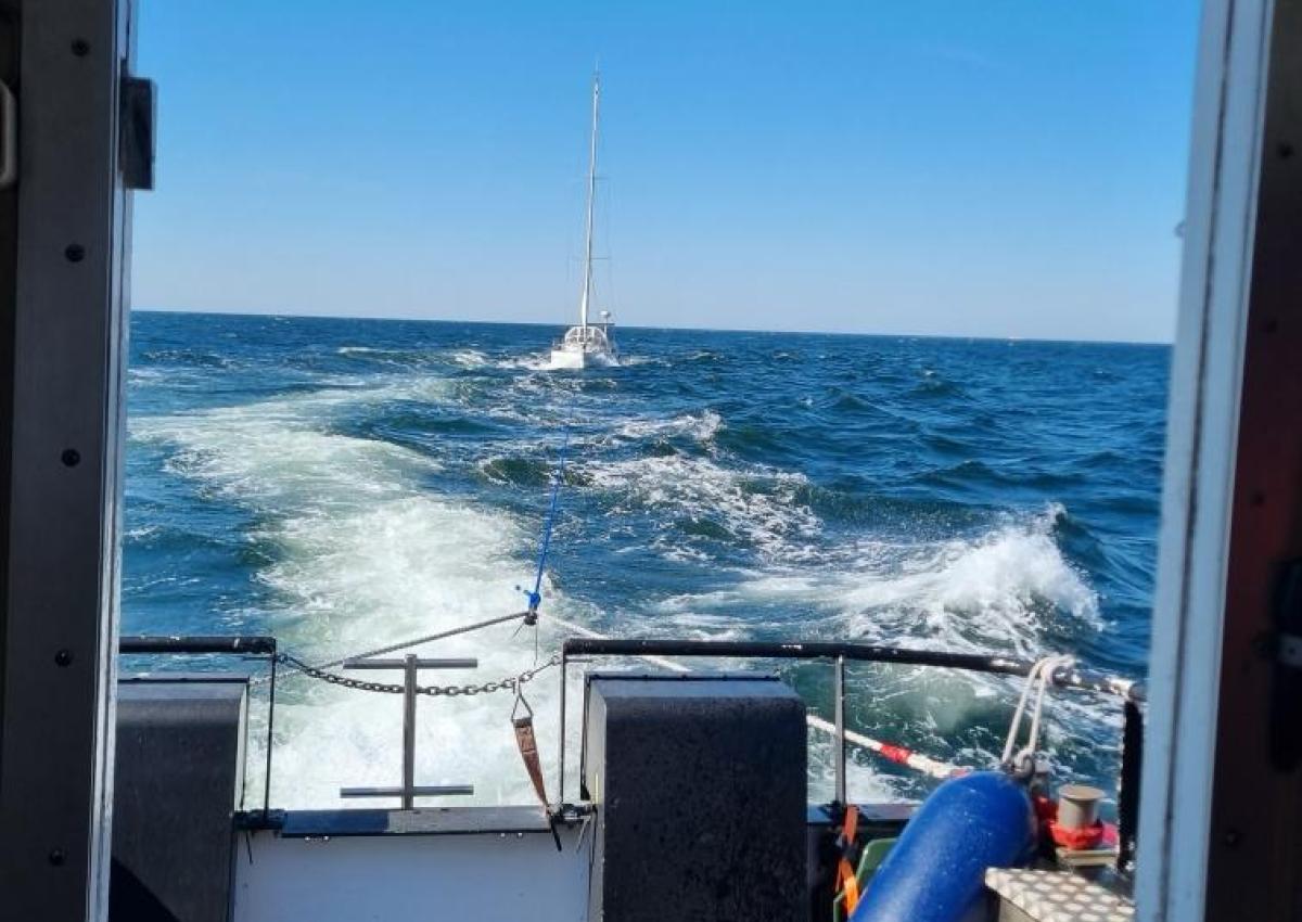 Elvstrøm 95 slæbes i Havn i Gilleleje. DSRS Helsingør