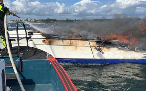 Brand på 33 fods motoryacht