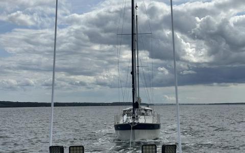 Finnsailer 38 under slæb i Kalvestrømmen