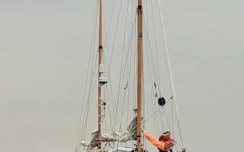 Det ser måske ud til at gummibåden skubber, men det er Loke der trækker. Slæberen bremser og kan justere inde i havnen.