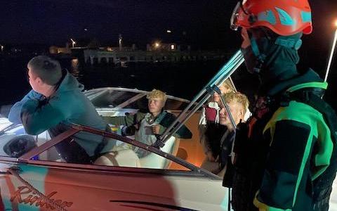 19 fods motorbåd på vej ind til Kalvehfave