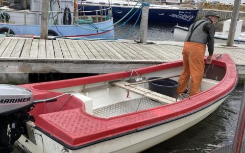 Lille fiskerjolle slæbt til Handbjerg Havn