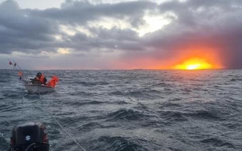 Jolle med motorstop i Isefjord