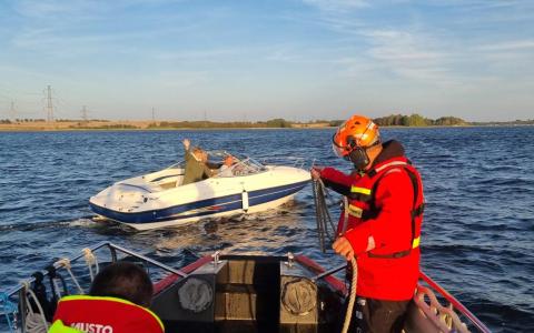 Bayliner landfast på Jonas Grund