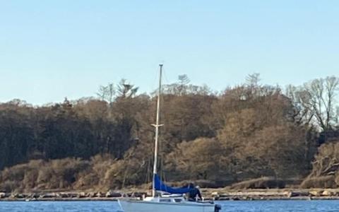 Grundstødt sejlbåd på Knudsskov Rev