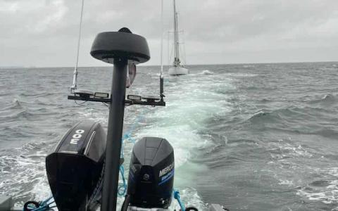 Sejlbåden blev bugseret til Juelsminde