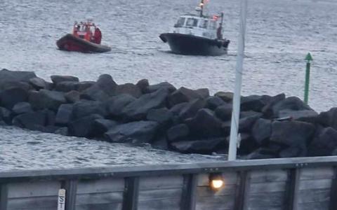 Rescue Friff bugserer lodsbåden i havn
