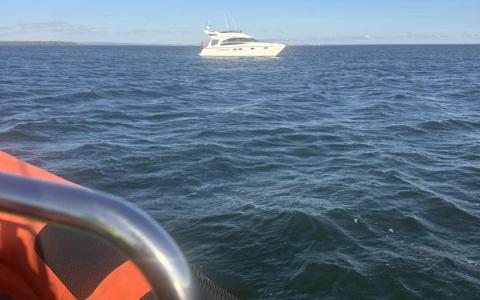 Motorbåd på grund til bjærgning og bugsering