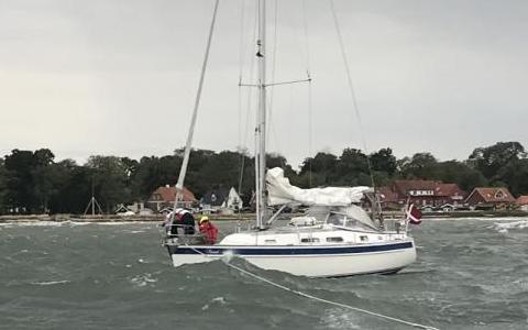 34 fods sejlbåd med 4 personer med motorstop