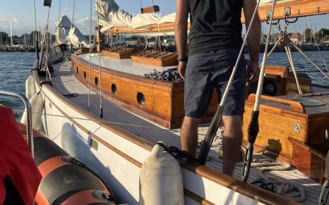Liv bugserer tysk sejler i havn