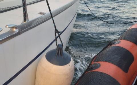Slæb på siden i havn