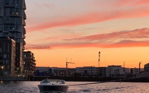 Bugsering fra Nordhavn i solnedgang