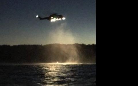 Helikopter på vej med mand i vandet