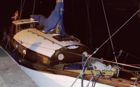 Gult udkald kl. 01.26 - 25 fods træ sejlbåd tager vand ind 