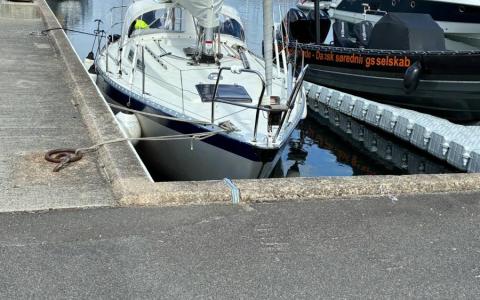 31 fods sejlbåd fik motorproblemer på vej mod Samsø 