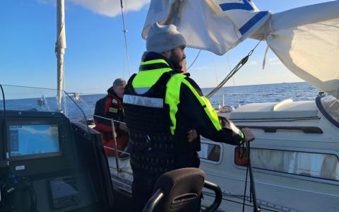 28 fods sejlbåd grundstødt på stenrev vest for Tunø