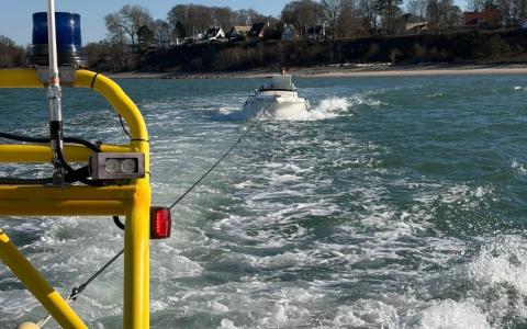 Sleipner slæber speedbåd med motorproblemer til Gilleleje