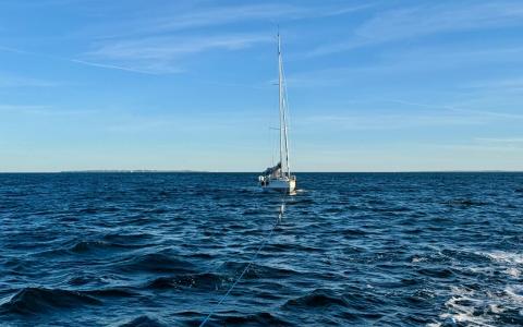 x-yacht 36 fod på slæb ud for Helsingør