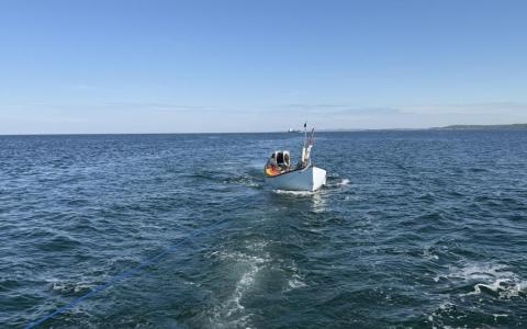 Fiskejolle på slæb efter Rescue Heimdal