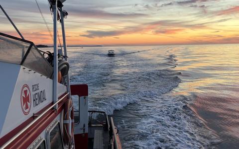 Rescue Heimdal slæber speedbåd med flot solnedgang