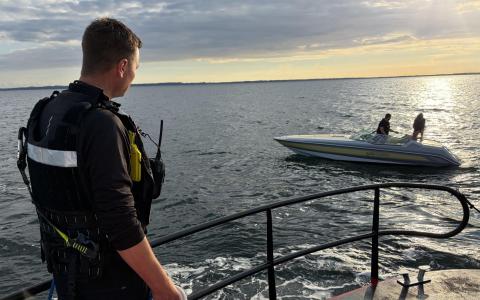 Regal speedbåd får kastet bugseringsline over