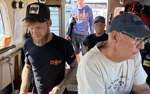 Søreddere ombord på redningsbåd