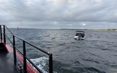 Drivende båd ud for Humlebæk