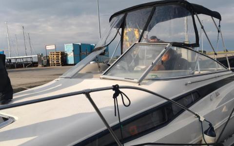 Bayliner driver uden motorkraft på tværs af Hjarnø sund