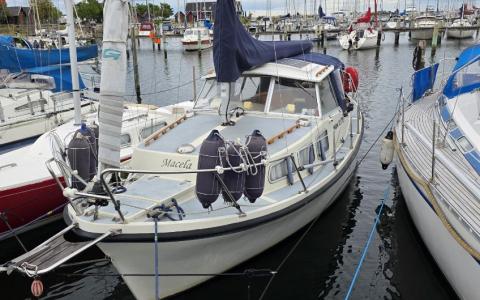 Macela kom sikkert på plads i havnen
