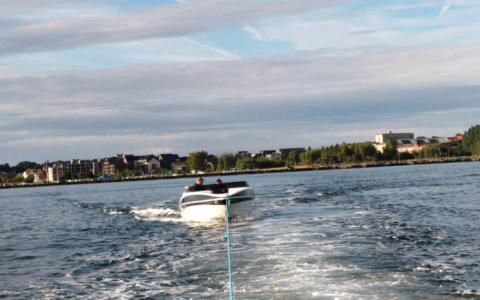 Speedbåd med sprunget kilerem