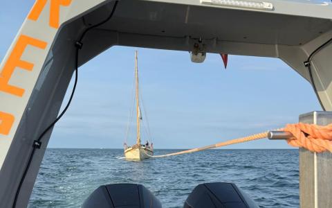 Rescue Njord trækker en gaffelrigger