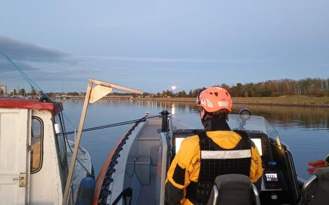 Rescue Njord og en redder sejler med en fiskebåd på siden mod månen