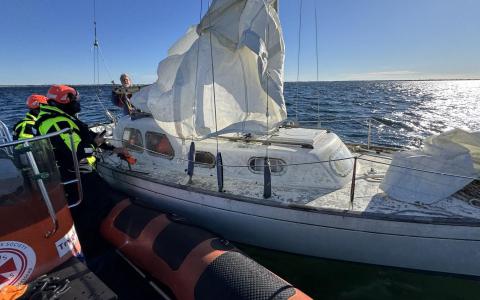 27 fods sejlbåd på grund i Stege Bugt